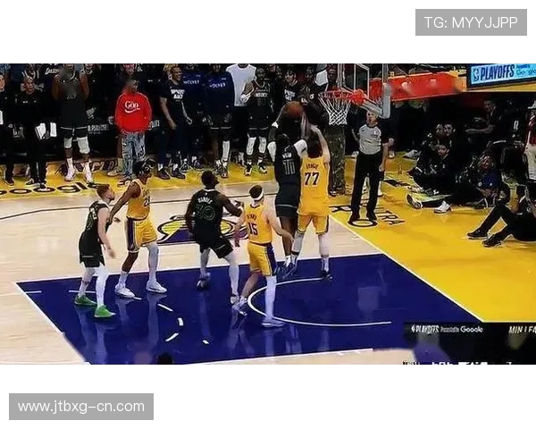 勇士与猛龙激战正酣NBA赛场精彩瞬间回顾与分析