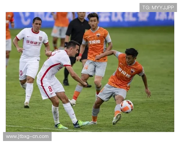 成都足球队团队协作引发热议球迷对战术配合与球员默契提出质疑